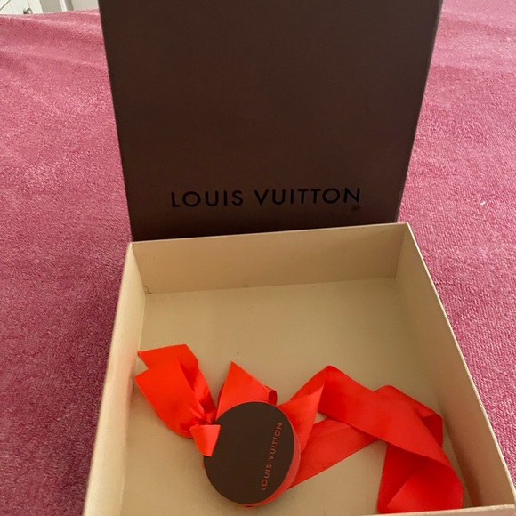 Louis Vuitton box with bow - Picture 12 of 14